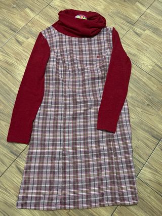 Vestido de cuadros con cuello alto