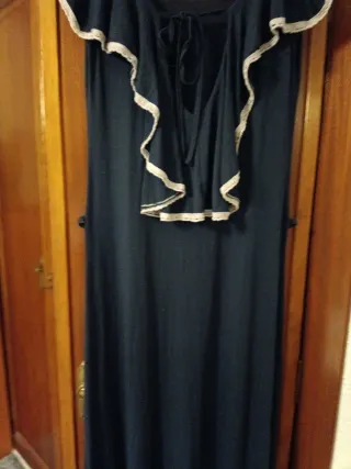 Vestido largo azul con volantes