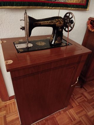 Máquina de coser Singer con mueble