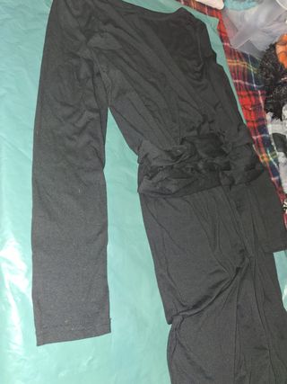 Vestido negro con mangas acampanadas