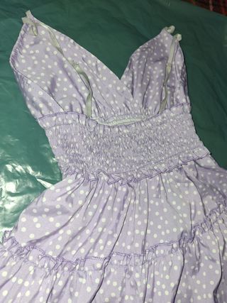 Vestido negro con mangas acampanadas