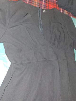 Vestido negro con mangas acampanadas