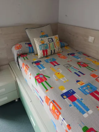 Mueble infantil KIBUC Mesita y estanterías SINcama