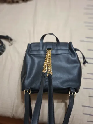 Mochila negra con cadena