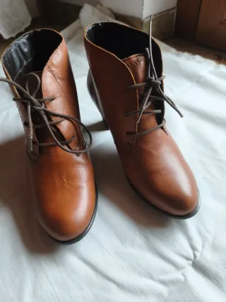 Stivaletti donna pelle cammello con laccetti