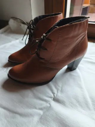 Stivaletti donna pelle cammello con laccetti