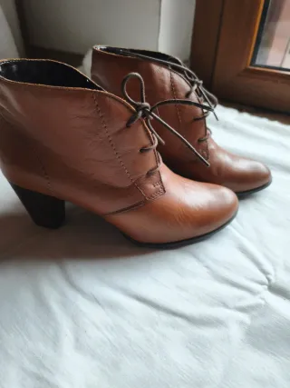 Stivaletti donna pelle cammello con laccetti