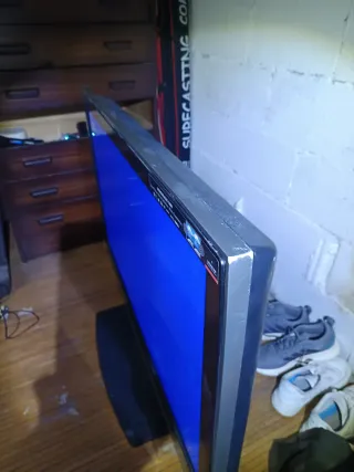 Televisor grande negro y gris