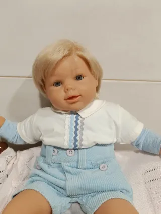 Muñeco bebé rubio con traje azul