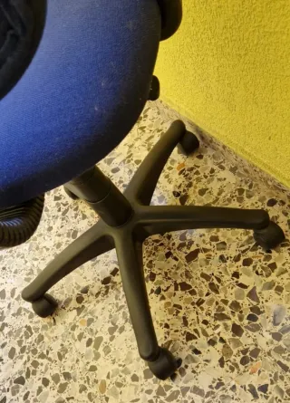 Silla de escritorio azul y negra