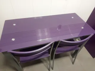 Mesa cristal morada con 2 sillas a juego