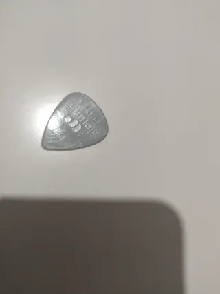 Funda para guitarra negra y púa