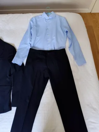 Traje de hombre azul marino + camisa celeste.