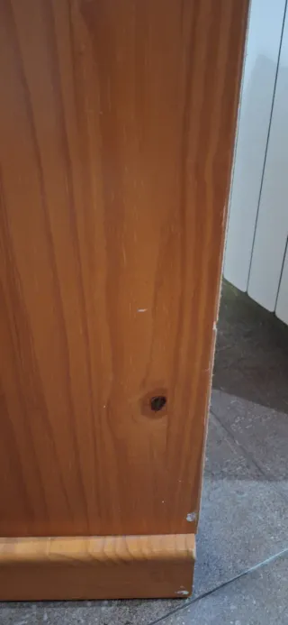 Mesita de noche de madera