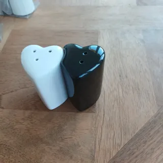 Set sale e pepe a forma di cuore