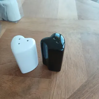 Set sale e pepe a forma di cuore