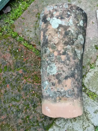 Teja antigua de barro