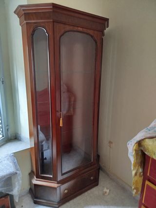 Vitrina de madera y cristal sin usar
