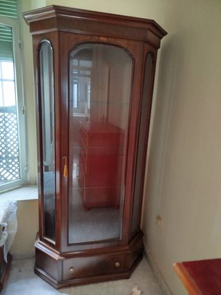 Vitrina de madera y cristal sin usar
