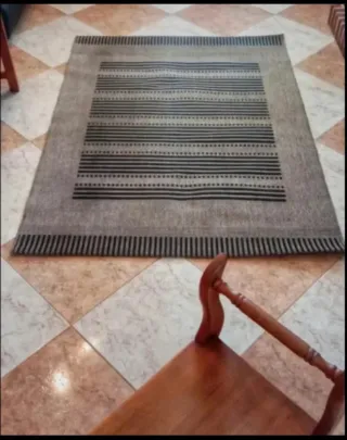 Alfombra IKEA gris y Negra.