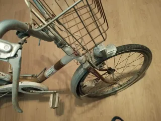 Bicicleta antigua con cesta