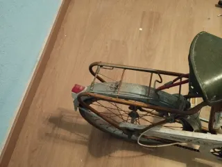 Bicicleta antigua con cesta