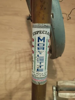 Bicicleta antigua con cesta