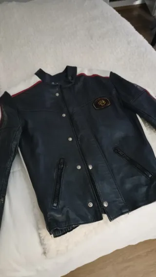 Chaqueta de cuero negra usada