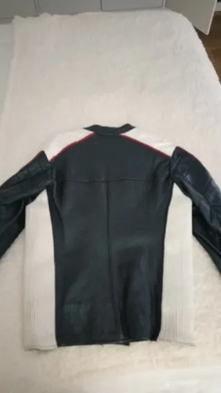 Chaqueta de cuero negra usada