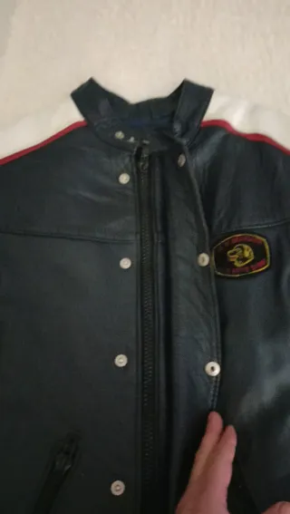 Chaqueta de cuero negra usada