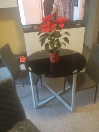 Mesa cristal negra y 2 sillas