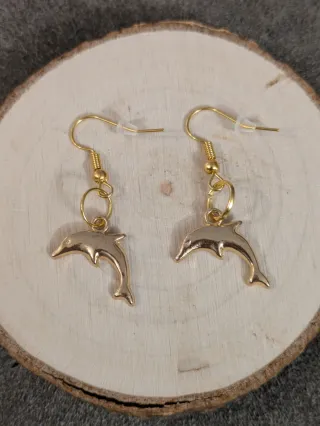Pendientes dorados con forma de delfín