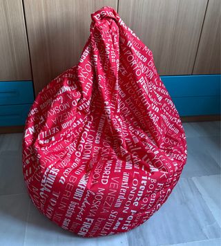 Puf pera rojo con estampado de ciudades