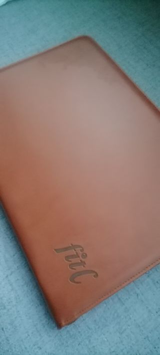 Carpeta maletín porta documentos imitación piel.