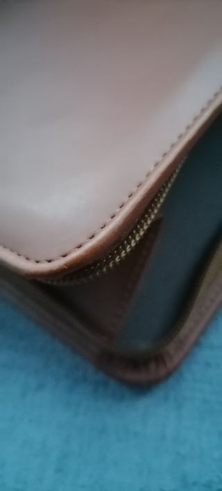 Carpeta maletín porta documentos imitación piel.