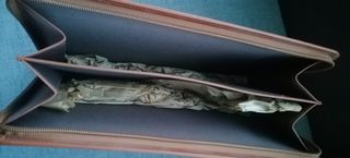 Carpeta maletín porta documentos imitación piel.