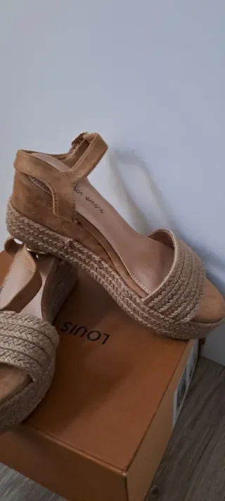 Sandalias de cuña beige y marrón