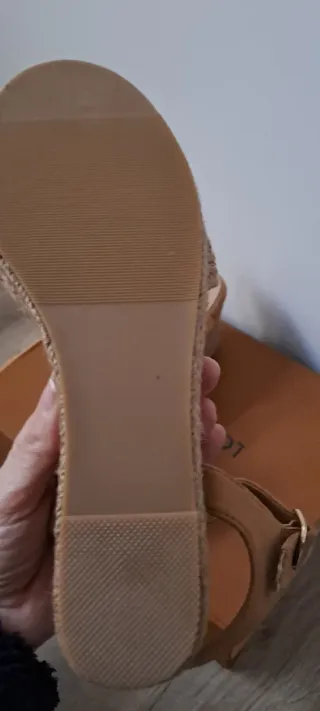 Sandalias de cuña beige y marrón