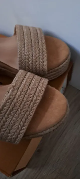 Sandalias de cuña beige y marrón