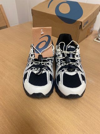 Zapatillas Asics Negras y Blancas