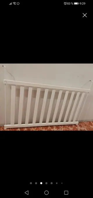 Cuna blanca con diseño de globo