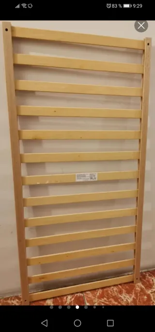 Cuna blanca con diseño de globo