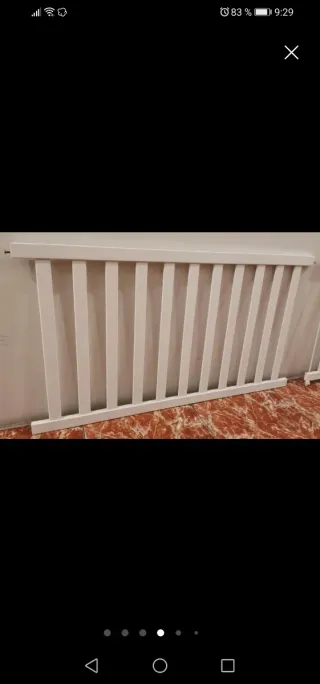 Cuna blanca con diseño de globo