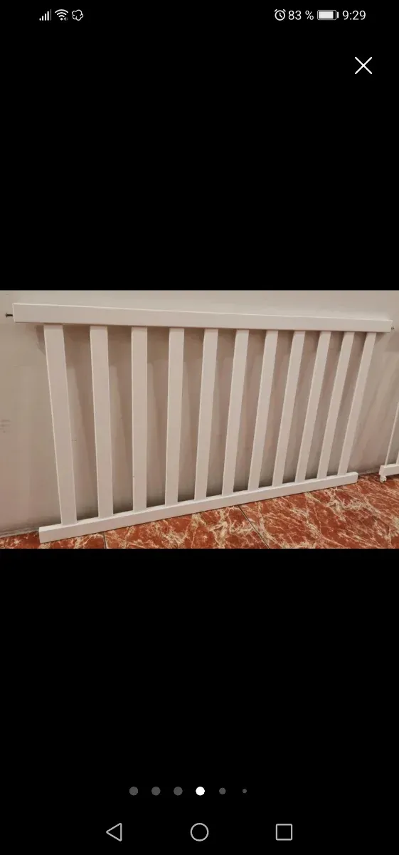 Cuna blanca con diseño de globo