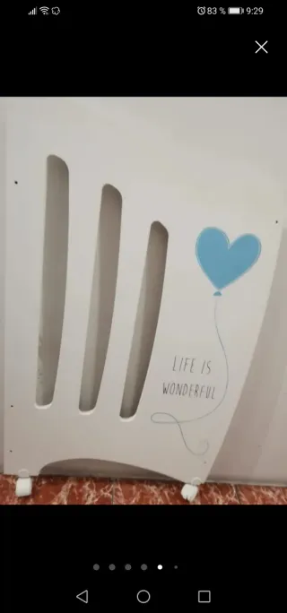 Cuna blanca con diseño de globo