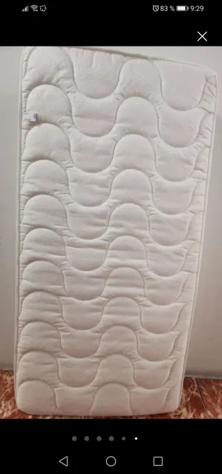 Cuna blanca con diseño de globo