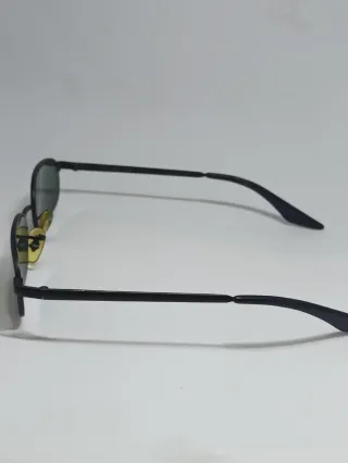 Occhiali Ray-Ban neri e verdi