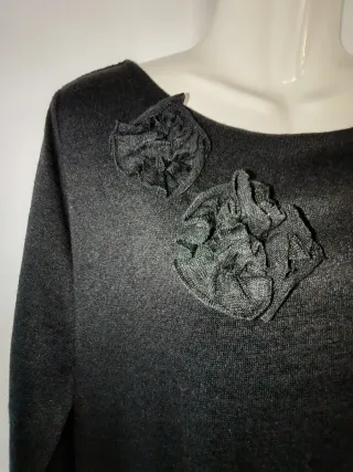 Vestido negro con detalle de flor