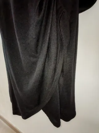 Vestido negro con detalle de flor