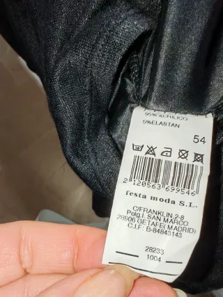 Vestido negro con detalle de flor